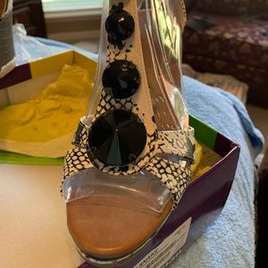 BRAND NEW—Snakeskin wedge heel